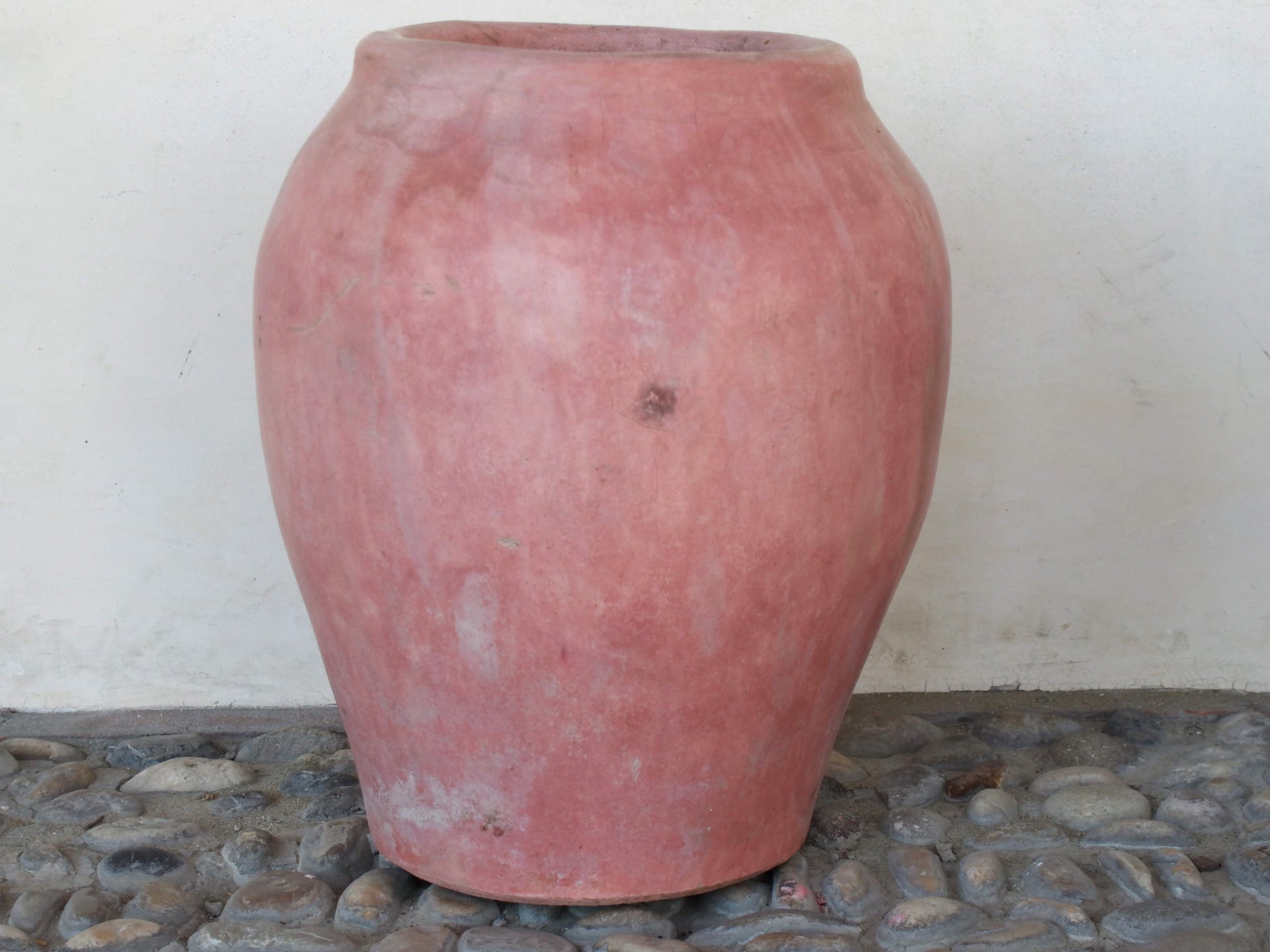 Vaso tadelakt, un intonaco di origine marocchina tipico della città di Marrakech, un metodo completamente ecologico basato sull'utilizzo di calce idrata, sapone nero, pigmenti naturali e cere. Dimensioni Diametro 33 h44cm.   per info ed ulteriori foto info@etniko.it facebook / instagram / pinterest : etnikobycrosato 0039 3338778241