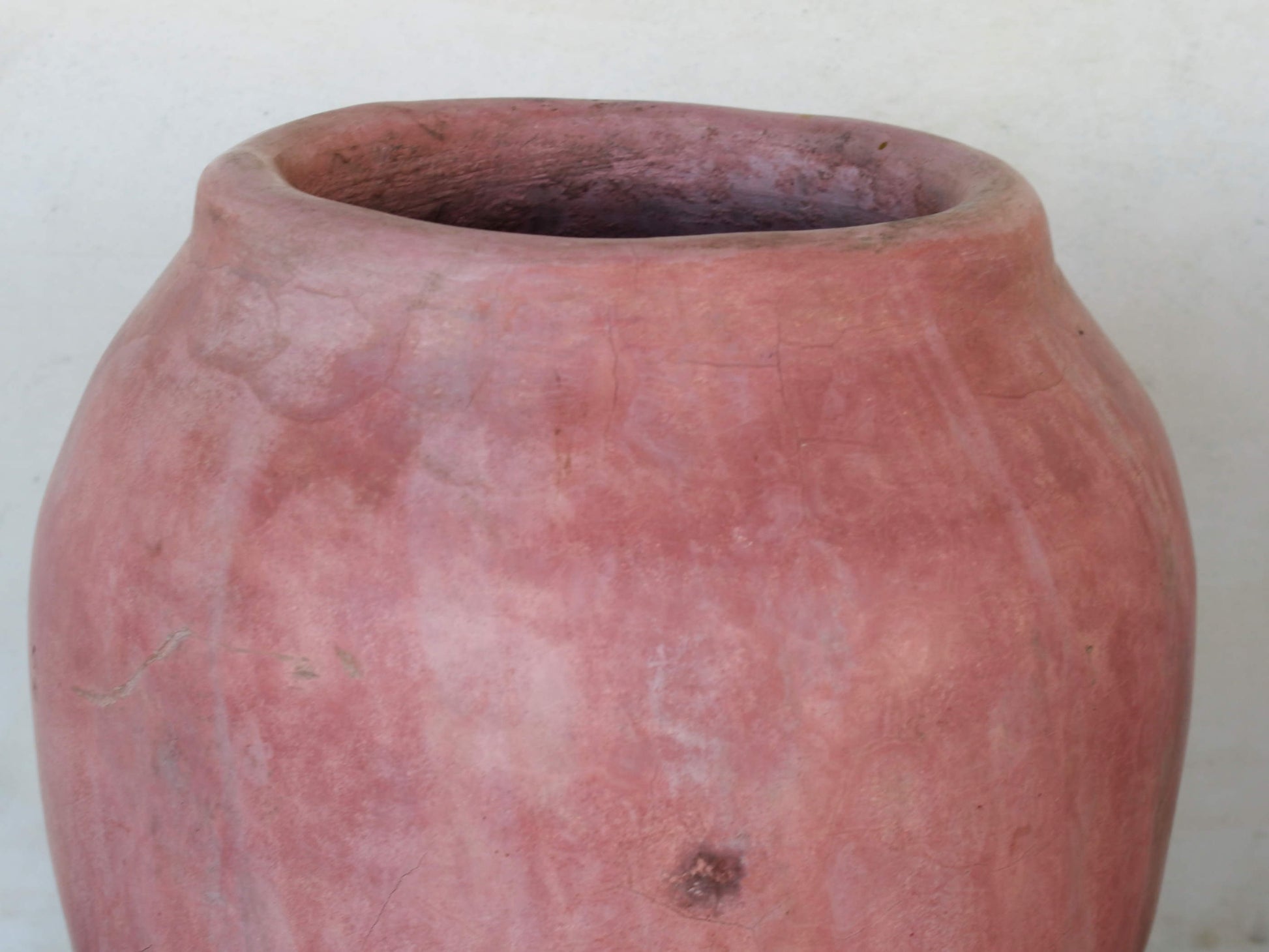 Vaso tadelakt, un intonaco di origine marocchina tipico della città di Marrakech, un metodo completamente ecologico basato sull'utilizzo di calce idrata, sapone nero, pigmenti naturali e cere. Dimensioni Diametro 33 h44cm.   per info ed ulteriori foto info@etniko.it facebook / instagram / pinterest : etnikobycrosato 0039 3338778241