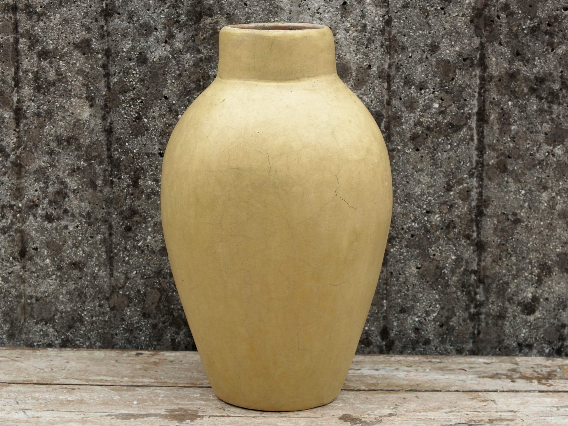 Vaso tadelakt, un intonaco di origine marocchina tipico della città di Marrakech, un metodo completamente ecologico basato sull'utilizzo di calce idrata, sapone nero, pigmenti naturali e cere.Dimensioni Diametro 25 h44cm.