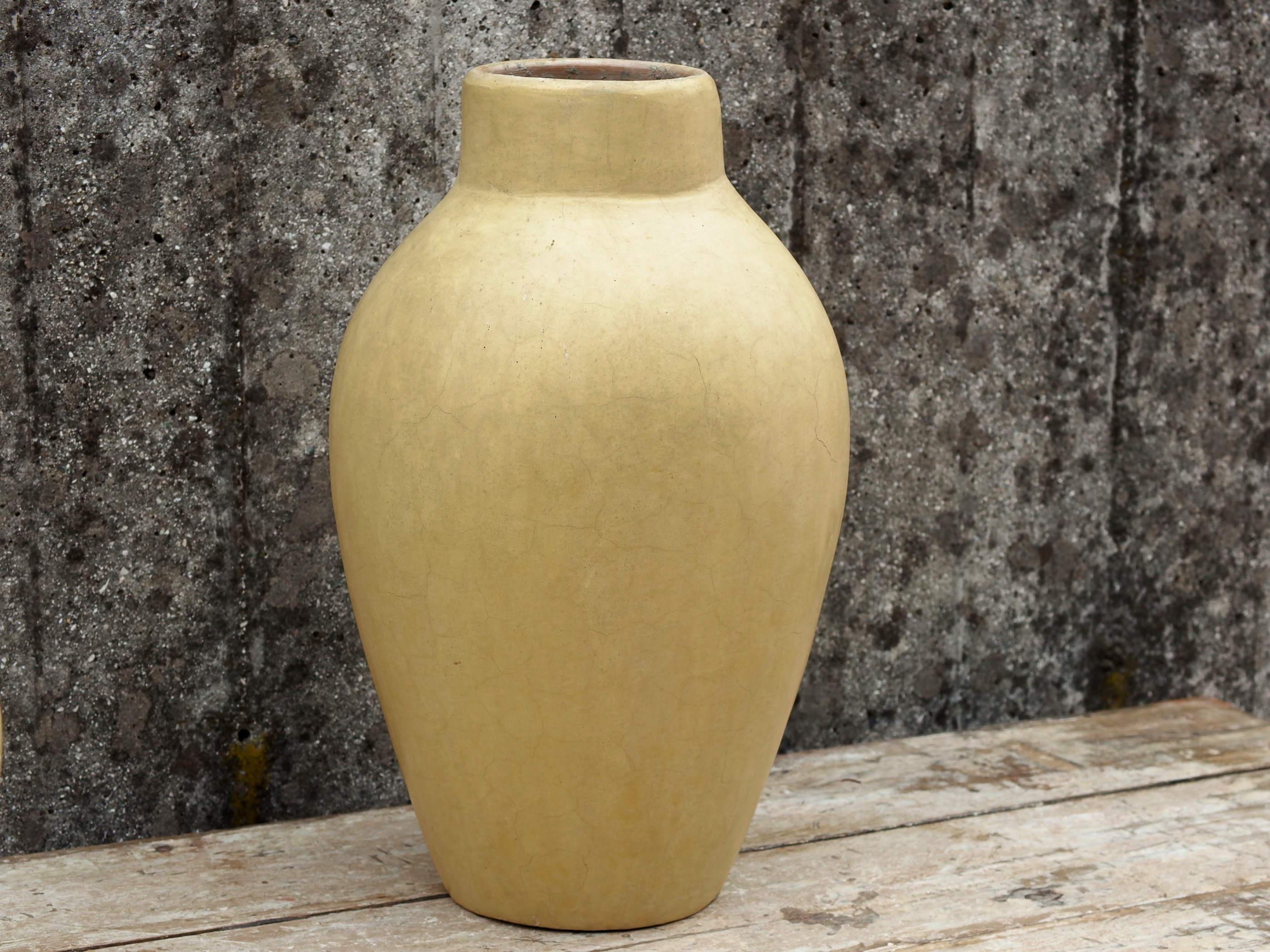 Vaso tadelakt, un intonaco di origine marocchina tipico della città di Marrakech, un metodo completamente ecologico basato sull'utilizzo di calce idrata, sapone nero, pigmenti naturali e cere.Dimensioni Diametro 25 h44cm.