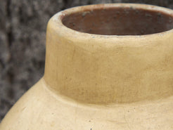 Vaso tadelakt, un intonaco di origine marocchina tipico della città di Marrakech, un metodo completamente ecologico basato sull'utilizzo di calce idrata, sapone nero, pigmenti naturali e cere.Dimensioni Diametro 25 h44cm.