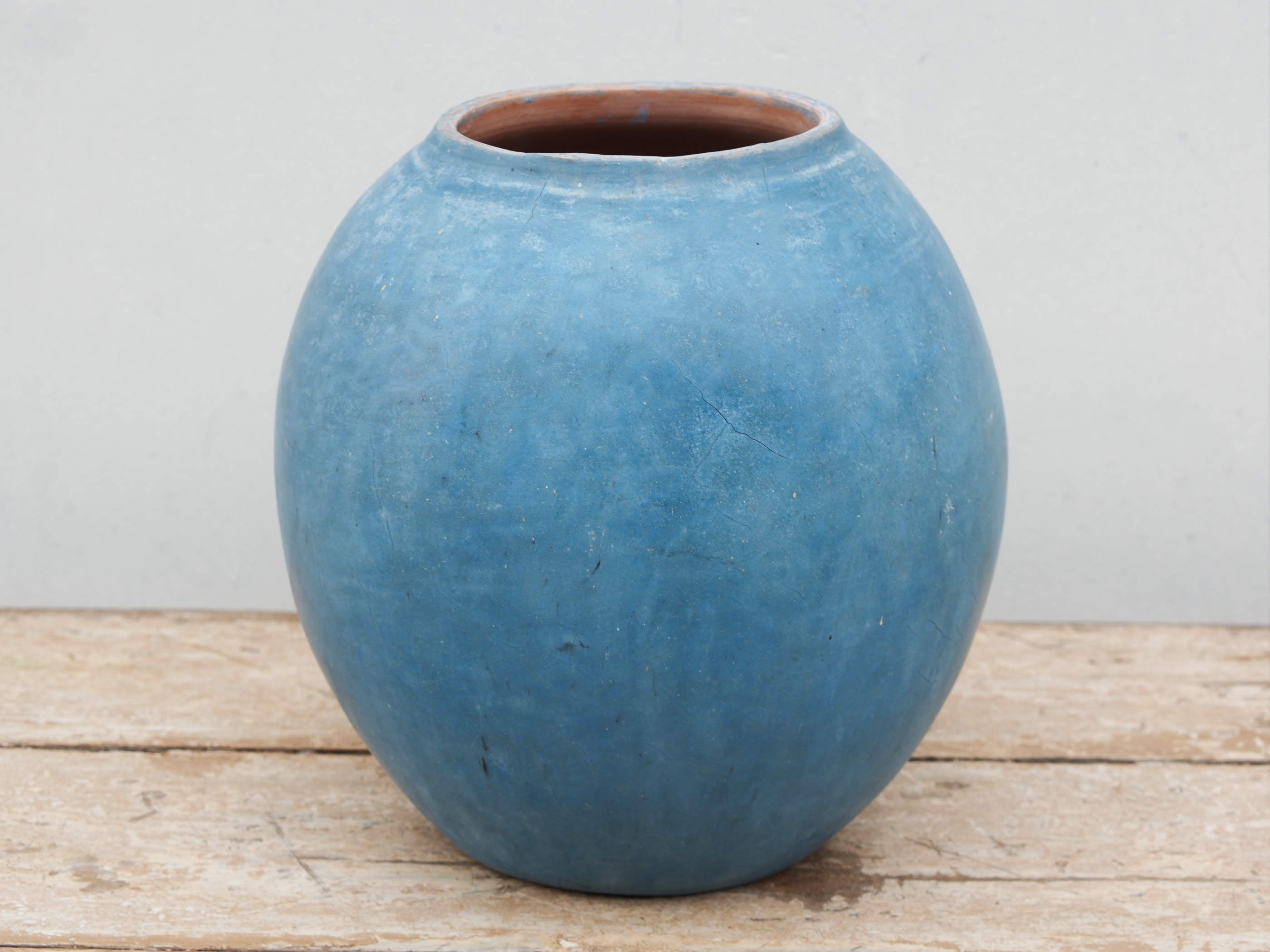 Vaso tadelakt, un intonaco di origine marocchina tipico della città di Marrakech, un metodo completamente ecologico basato sull'utilizzo di calce idrata, sapone nero, pigmenti naturali e cere. Dimensioni Diametro 25 h28cm.